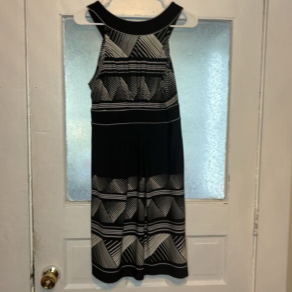 BCBGMaxazria Women’s Black and White Patterned Sleeveless shift dress size M - Picture 5 of 5